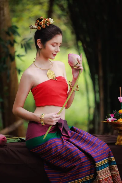Πορτρέτο Της Όμορφης Γυναίκας Παραδοσιακό Κόκκινο Φόρεμα Της Ταϊλάνδης Και — Φωτογραφία Αρχείου