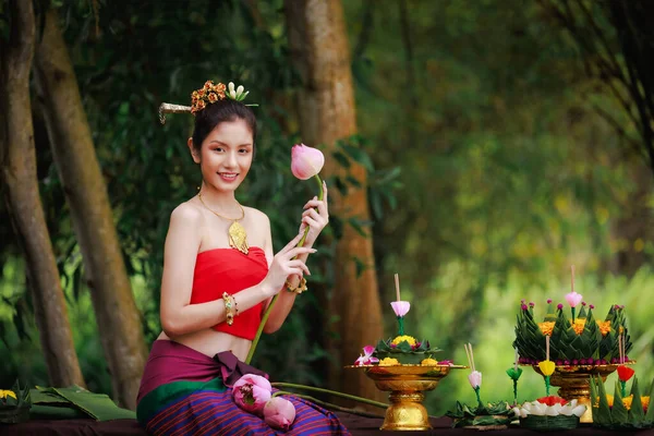 Smilling Portrait Beautiful Woman Traditional Thai Red Dress Sitting Holding — Stock Photo, Image