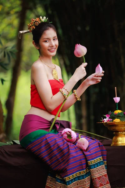 Uśmiechnięty Portret Pięknej Kobiety Tradycyjnej Tajskiej Czerwonej Sukience Siedzącej Trzymającej — Zdjęcie stockowe