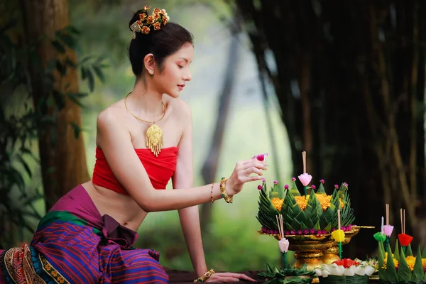 Portrait Belle Femme Robe Rouge Thaïlandaise Traditionnelle Assise Tenant Fleur — Photo