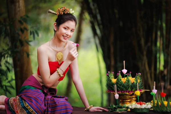 Retrato Mulher Bonita Vestido Vermelho Tailandês Tradicional Sentado Segurando Flor — Fotografia de Stock