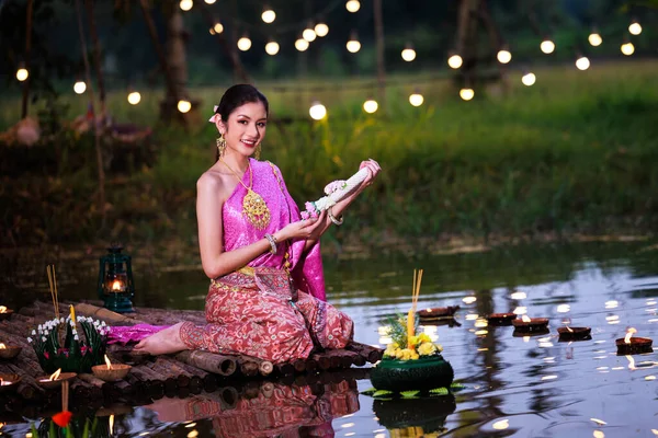 Фестиваль Loi Krathong Тайська Жінка Тримає Квіткові Гірлянди Плоту Біля — стокове фото