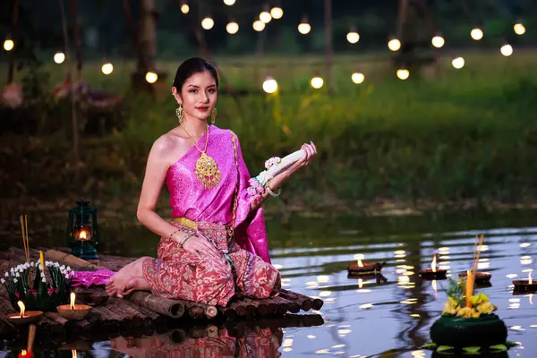 Фестиваль Loi Krathong Тайська Жінка Тримає Квіткові Гірлянди Плоту Біля — стокове фото