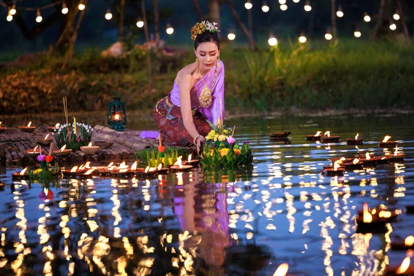 Loi Krathong Festival Mulher Tailandesa Segurando Krathong Sentado Uma Jangada — Fotografia de Stock