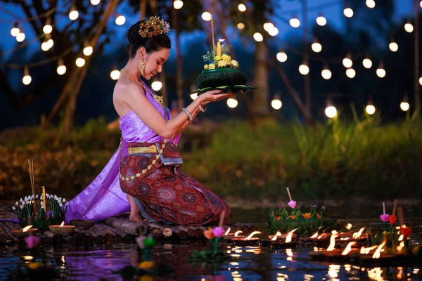 Loi Krathong Festival 강변의 뗏목에 앉아있는 전통적인 의상에있는 아시아 여성은 — 스톡 사진