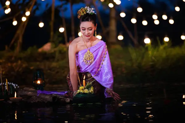 Loi Krathong Festival Thai Kvinna Som Innehar Krathong Sitter Flotte — Stockfoto