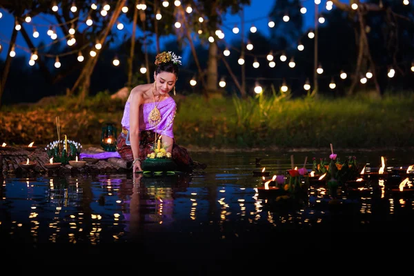 Festiwal Loi Krathong Tajska Kobieta Trzymająca Krathong Tratwie Nad Rzeką — Zdjęcie stockowe