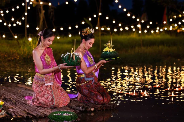 Loi Krathong Festival Zwei Thailändische Frauen Mit Einem Krathong Auf — Stockfoto