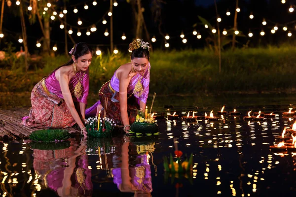 Loi Krathong Festival Dvě Thajky Drží Krathong Sedí Voru Řeky — Stock fotografie