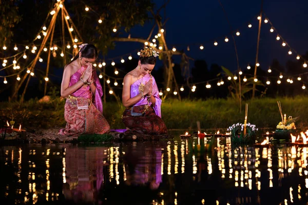 Loi Krathong Festival Two Thai Woman Sitting Wai Raft River — Φωτογραφία Αρχείου