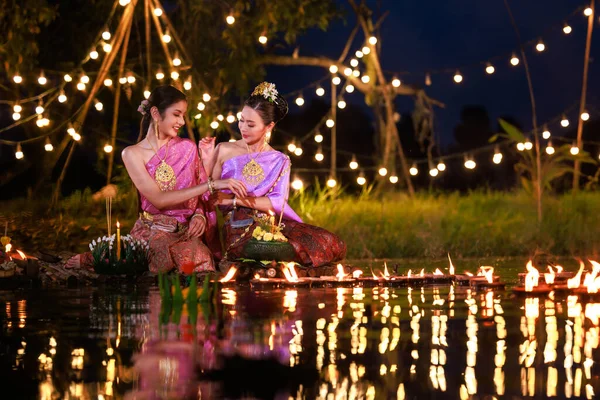 Loi Krathong Festival Dwie Tajki Siedzi Tratwie Nad Rzeką Azjatki — Zdjęcie stockowe