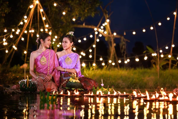 Фестиваль Лой Кратонг Две Женщины Таиланда Сидящие Плоту Реки Азиатки — стоковое фото