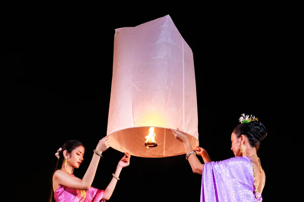 Asiatin Thai Kleid Spielt Nachts Mit Schwimmender Himmelslaterne — Stockfoto