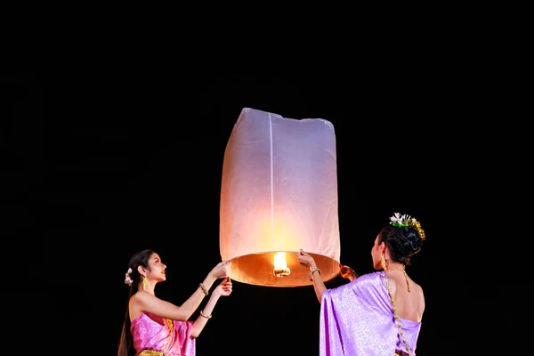 Asiático Hembra Usando Tailandés Vestido Jugando Con Flotante Cielo Linterna — Foto de Stock