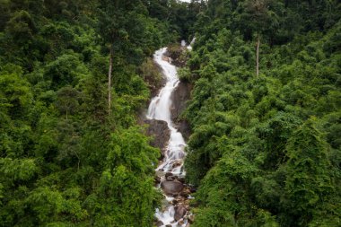 Khao Khitchakut Chanthaburi ulusal parkında yağmur mevsiminde Krathing şelalesi ve ferahlatıcı yeşillik ormanı arka plan için Tayland hava manzarası