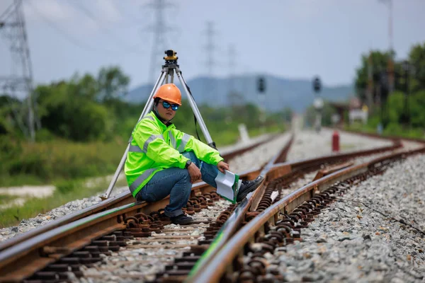 Ingenieur Mit Hut Und Uniform Untersucht Bauarbeiter Auf Bahngelände Mit — Stockfoto