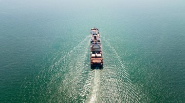 Kargo konteynırı gemisi, nakliye, iş lojistik dağıtım hizmeti, hava görüntüsü, dünya çapında dağıtım ve dağıtım ürünleri ithal etmek için denizde son sürat yol alıyor.