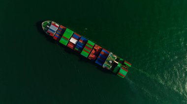Yük konteynırı gemisi, nakliye, lojistik dağıtım hizmeti, hava üst görünümü gibi konteynır gemileriyle, dünya çapında satıcılara ve tüketicilere ihracat ve dağıtım ürünleri ithal etmek için yeşil denizde son sürat yol alıyor.