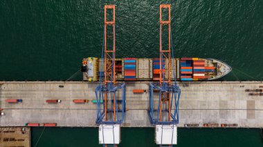 konteynır gemisi ve ticari liman yükleme ve boşaltma kargo konteynır gemi ithalat ve ihracat vinç ile mal dağıtım için karavan taşımacılık üst yaşam