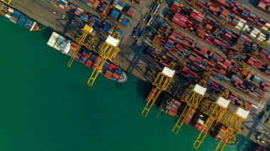 ticari liman yükleme ve boşaltma kargo konteynır gemi ithalat ve ihracat vinç yoluyla mal dağıtımı için müşterilere ve satıcılara taşınır, yeşil deniz üst görünümü