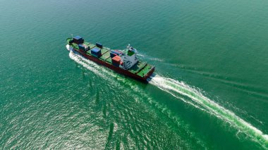 Kargo konteynırı gemisi, nakliye, iş lojistik dağıtım hizmeti, hava görüntüsü, dünya çapında dağıtım ve dağıtım ürünleri ithal etmek için denizde son sürat yol alıyor.