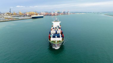 Deniz ithalat malları taşıyan kargo konteynırı gemisi Asya 'daki ve dünya çapındaki tüketicilere konteynır gemisi açık deniz havacılığı ile ihracat ürünleri ve dağıtım ürünleri dağıtıyor.