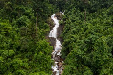 Khao Khitchakut Chanthaburi ulusal parkında yağmur mevsiminde Krathing şelalesi ve ferahlatıcı yeşillik ormanı arka plan için Tayland hava manzarası