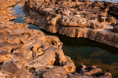 Sam Phan Bok, Ubon Ratchathani Tayland 'da, arka plan için kaya veya kumtaşı ve su manzarası, insansız hava aracından hava manzaralı fotoğraf,
