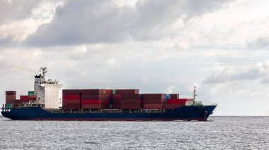 Konteyner kargo lojistik gemisi ithalatı küresel ticaret ve sanayi ihracatı ticari lojistik ve uluslararası taşımacılık konteyner kargo gemisi, konteyner kargo taşımacılığı,