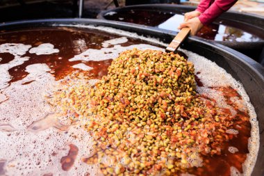 Çiftçilerde, mayalanma ve yıkanma yönteminde kahve çekirdekleri gösterilir. 