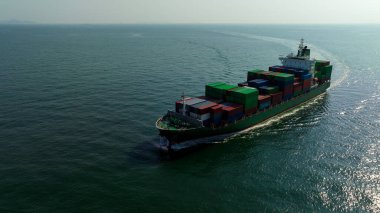 Konteyner kargo gemisi ithalat küresel ticaret ve endüstri ticari lojistik ve uluslararası taşımacılık konteyner kargo gemisi, konteyner kargo nakliyesi, ön görüş drone çekimi