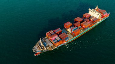 kargo konteynır gemisi ihracat mallarını ithal etmek ve Asya 'da dünya çapında satıcılara ve tüketicilere mal ve dağıtım yapmak için konteynır gemisi üst görünümü ile küresel iş ve endüstri dağıtım hizmeti sunar.