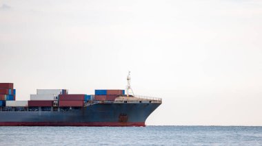 Konteynır kargo lojistik gemisi ithalat küresel ticaret ve sanayi ticari lojistik ihracat ve uluslararası taşımacılık konteyner kargo gemisi, konteyner kargo nakliyesi, beyaz arka grup üzerinde
