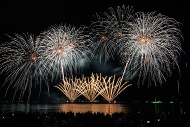 PATTAYA, CHONBURI, THAILAND, Pattaya Körfezi 'nde Gerçek Havai fişekler, Pattaya Ulusal Havai fişek Festivali yarışması, her yılın Kasım' ı, orta denizdeki parlak havai fişek gösterisi, kartpostalların arka plan fotoğrafı, konsept,