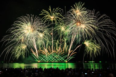 PATTAYA, CHONBURI, THAILAND, Pattaya Körfezi 'nde Gerçek Havai fişekler, Pattaya Ulusal Havai fişek Festivali yarışması, her yılın Kasım' ı, orta denizdeki parlak havai fişek gösterisi, kartpostalların arka plan fotoğrafı, konsept,