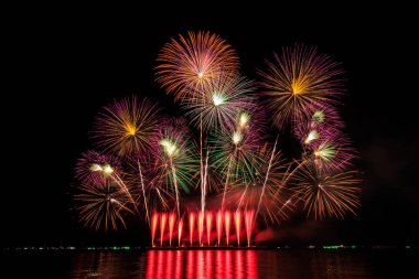 PATTAYA, CHONBURI, THAILAND, Pattaya Körfezi 'nde Gerçek Havai fişekler, Pattaya Ulusal Havai fişek Festivali yarışması, her yılın Kasım' ı, orta denizdeki parlak havai fişek gösterisi, kartpostalların arka plan fotoğrafı, konsept,