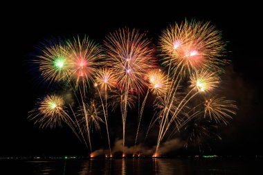 PATTAYA, CHONBURI, THAILAND, Pattaya Körfezi 'nde Gerçek Havai fişekler, Pattaya Ulusal Havai fişek Festivali yarışması, her yılın Kasım' ı, orta denizdeki parlak havai fişek gösterisi, kartpostalların arka plan fotoğrafı, konsept,