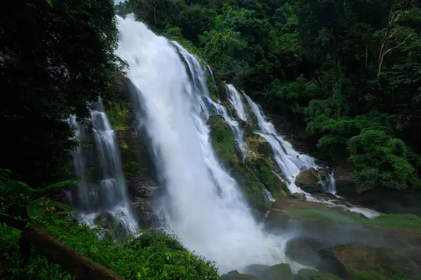 Wachira Tan Şelalesi ve yeşil orman yağmur mevsiminde Doi Inthanon Ulusal Parkı, Chiang Mai, Tayland.