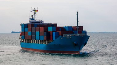 Lojistik kargo konteyneri, ihracat malları ithal etmek ve dünya çapında dağıtım yapmak için deniz üzerinde yol alıyor.,