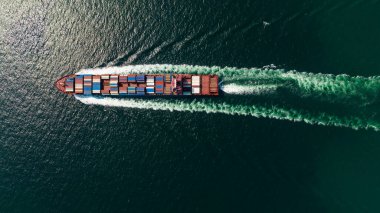 Yük konteynırı gemisi, nakliye, lojistik dağıtım hizmeti, hava üst görünümü gibi konteynır gemileriyle, dünya çapında satıcılara ve tüketicilere ihracat ve dağıtım ürünleri ithal etmek için yeşil denizde son sürat yol alıyor.