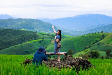 Pirinç tarlasında fotoğraf çeken fotoğrafçılar Ban Pa Bon Piang, Chiang Mai Tayland,