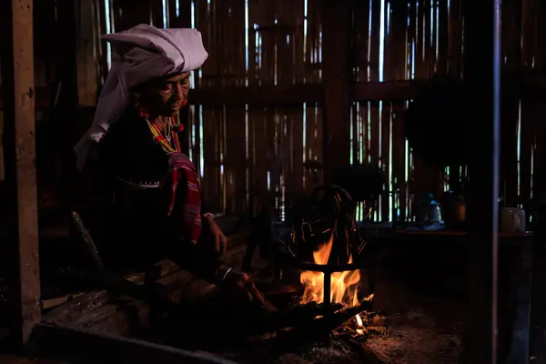 Oma Karen Zündet Das Feuer Und Kocht Heißes Wasser Wasserkocher — Stockfoto