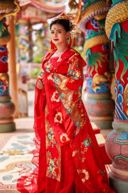 Çin yeni yılı, geleneksel Çin Hong Hao Cheongsam 'ı olan genç Asyalı kadın portresi, Çin yeni yılı konsepti.,