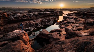 Büyük Kanyon Sam Phan Bok, Ubon Ratchathani, Tayland, sabah güneşi, kadın fotoğrafçı ya da turist manzarası 