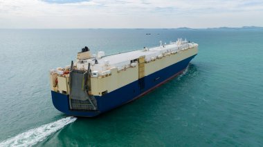 Yuvarlanan gemi yeni arabaları yüklüyor. Denizde yüzen otomotiv konteynır taşıyıcıları, okyanus taşımacılığı ve hava manzaralı Roll-on-Roll gemisiyle uluslararası ihracat malları ithal ediyorlar.