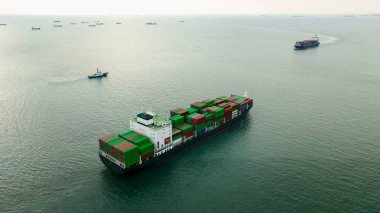 Deniz ithalat malları taşıyan kargo konteynır gemisinin arka hava görüntüsü ve dağıtım ürünleri dağıtıcı tüketicilere, konteynır gemisiyle küresel iş ulaşımı açık deniz yoluyla,