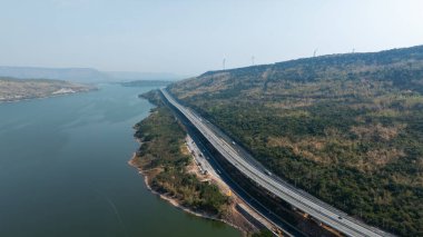 Lam Ta Khong Barajı boyunca ekspres yolun havadan görünüşü. Şehri bağlıyorum..