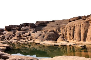 Beyaz arka planda, Sam Phan Bok, Ubon Ratchathani Tayland 'da kaya veya kumtaşı ve su manzarası izole edilmiştir.,