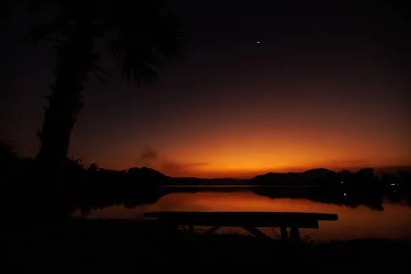 Tisch See Und Palmen Silhouetten Auf Tropischen Bei Sonnenaufgang Für lizenzfreie Stockbilder