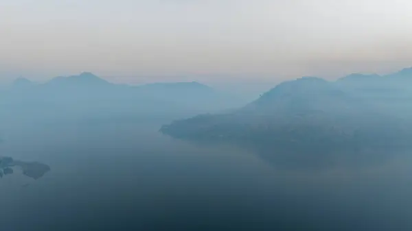 Seepanorama Einem Nebligen Morgen Luftaufnahme Für Hintergründe Stockbild